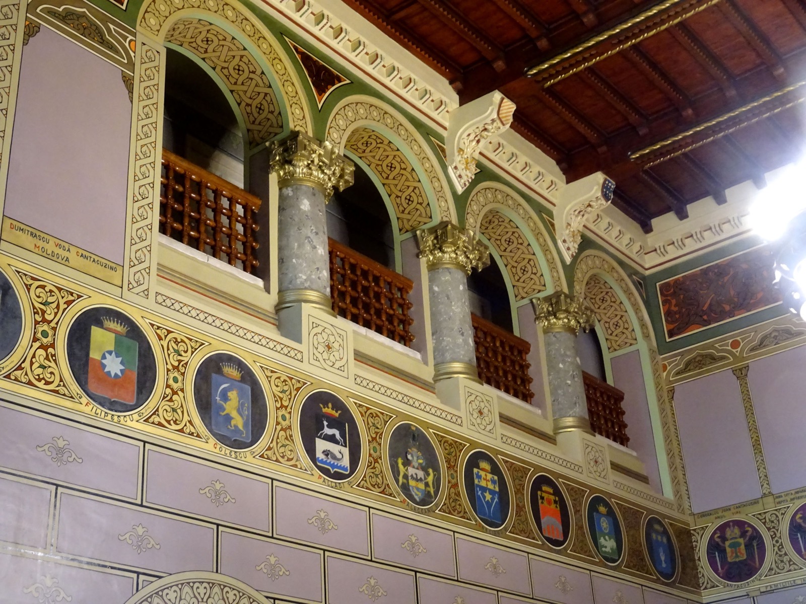Galeria Holului de Onoare, cu arcade, balustrade de lemn și stemele familiilor boierești pictate în medalioane
